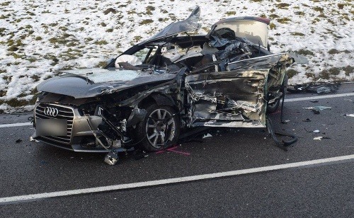 Poliak Sa Pri Ruzomberku Rutil V Protismere Foto Styria Zraneni A Totalne Znicene Auta Galeria Topky Sk