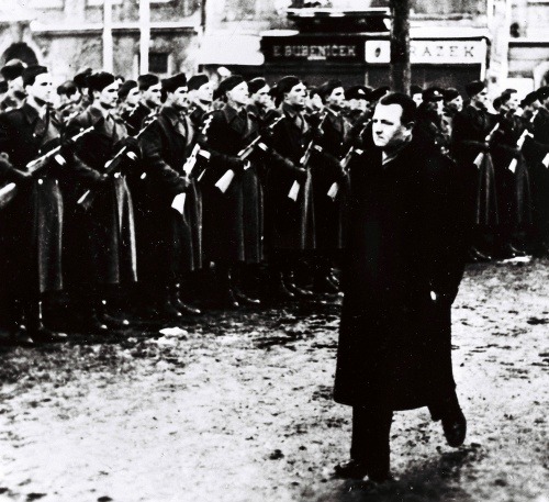 Klement Gottwald na slávnostnej prehliadke útvarov Ľudových milícií a jednotiek Zboru národnej bezpečnosti 28. februára 1948 na Staromestskom námestí v Prahe