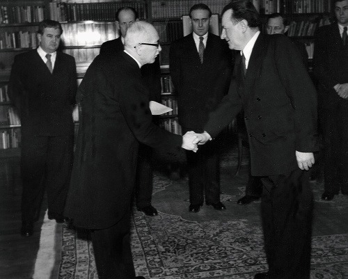 Predseda vlády Gottwald (vpravo) skladá sľub do rúk prezidenta Beneša, 27. februára 1948 na Pražskom hrade