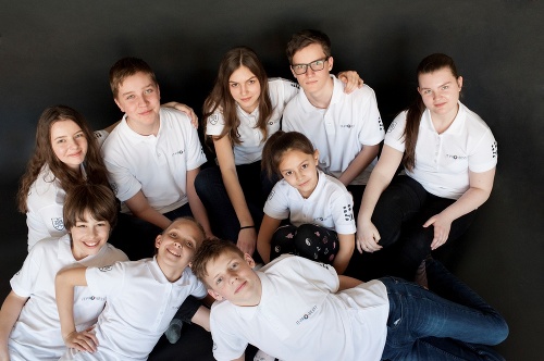 Úspešný tím deviatich žiakov, ktorí budú reprezentovať Slovensko vo svete