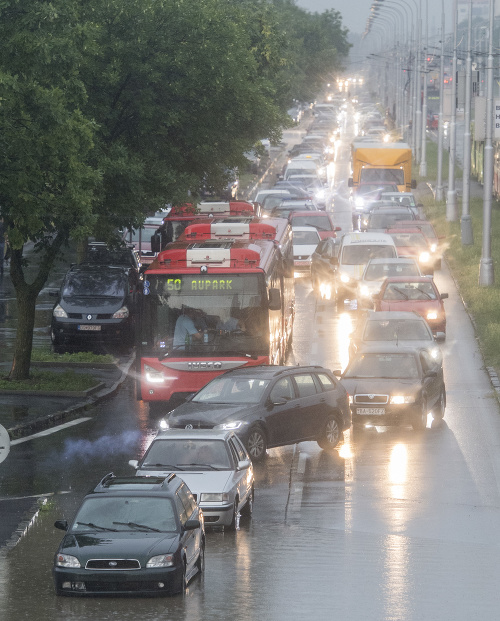 Zaplavené autá na Ružinovskej