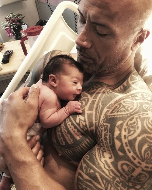 Dwayne The Rock Johnson sa v apríli stal trojnásobným otcom. Na fotografii je s najmladšou dcérkou Tianou. Okrem nej má ešte Jasmine a tínedžerku Simone - z prvého manželstva. 
