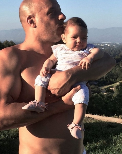 Herec Vin Diesel je trojnásobným otcom. Na fotke s najmladšou dcérkou Pauline.