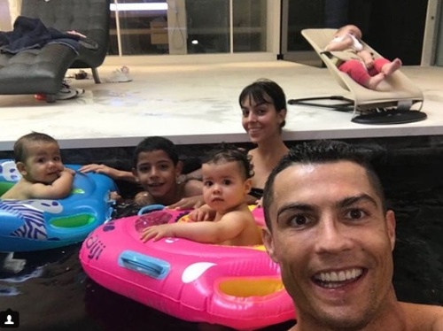 Aj hviezdny Cristiano Ronaldo je rodinne založený typ a úlohu otca si užíva. 