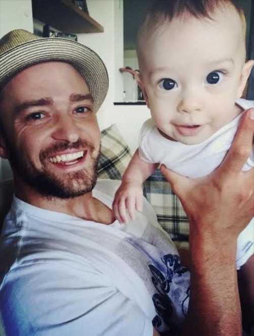 Spevák Justin Timberlake so synčekom Silasom. 