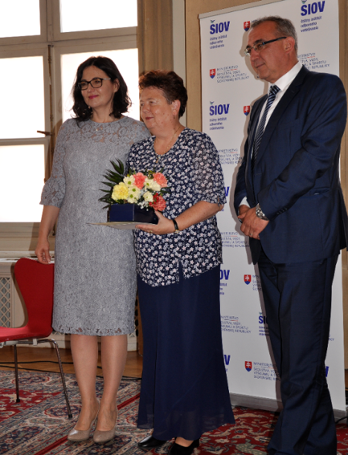 Alica Virdzeková s ministerkou školstva Martinou Lubyovou a riaditeľom Štátneho inštitútu odborného vzdelávania Michalom Němcom.