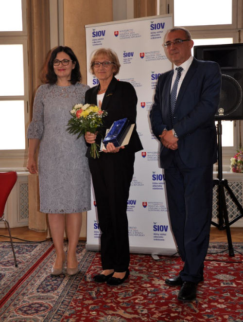 Oľga Moravčíková s ministerkou školstva Martinou Lubyovou a riaditeľom Štátneho inštitútu odborného vzdelávania Michalom Němcom.