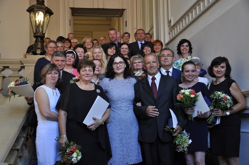 Ministerka školstva Martina Lubyová s neformálne ocenenými pedagógmi.