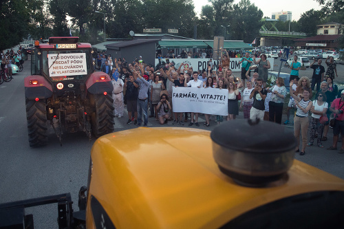 Protestujúci farmári na traktoroch