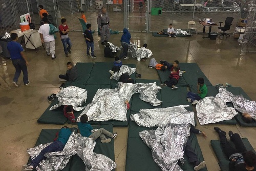 Oddelené deti migrantov, ktorí nelegálne prekročili americko-mexické hranice.