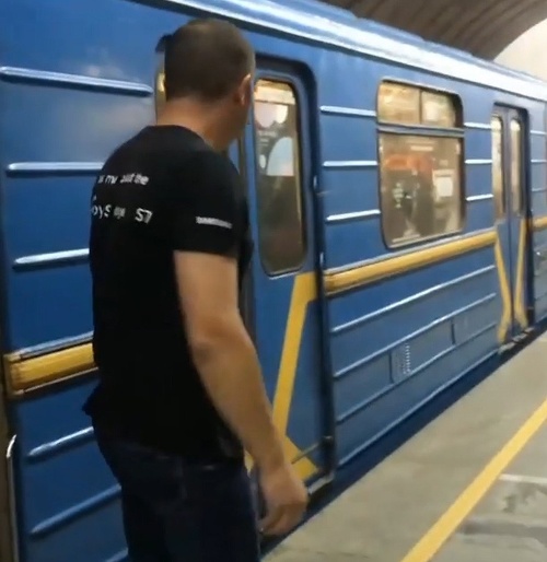 Mladíci v ukrajinskom metre