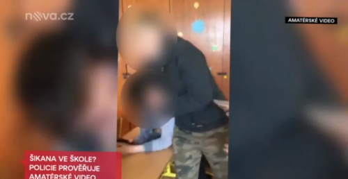 Zábery z videa, ktoré zachytávajú šikanu 13-ročného chlapca.