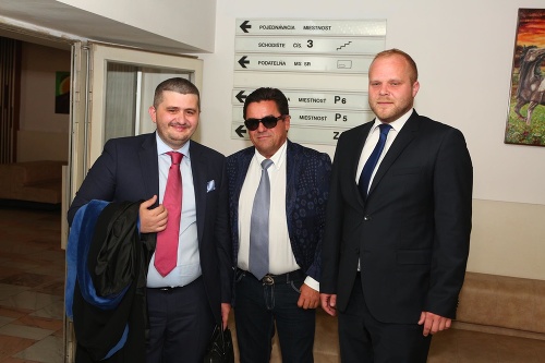 Marian Kočner so svojimi advokátmi Michalom Mandzákom (vľavo) a Martinom Pohovejom.