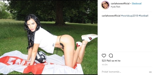 Carla Howe sa rozhodla podporiť futbalistov takýmito sexi fotkami. 