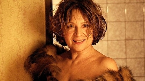 Emília Vášáryová ako 66-ročná vo filme Nestyda. 