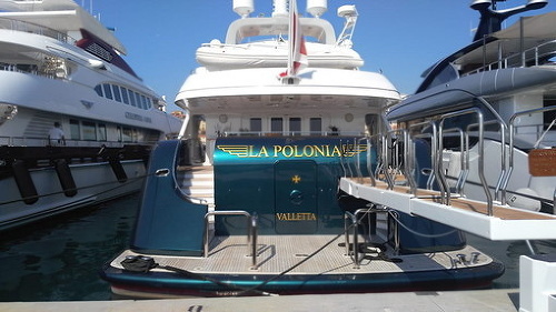 Jachta La Polonia ukotvená v talianskom prístave Cala Anselmi.