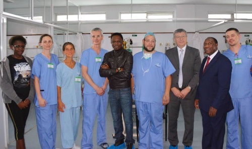 Ababu Namwamba (v strede) vyfotografovaný so slovenským veľvyslancom, slovenskými lekármi a zdravotnou sestrou.