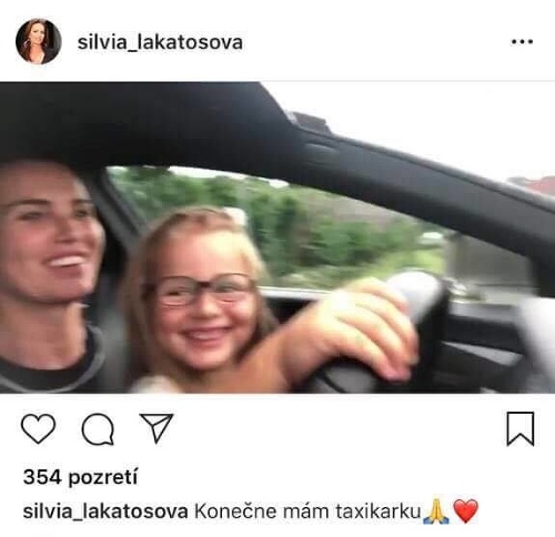 Na Silviu Lakatošovú sa vzniesla veľká vlna kritiky. Dovolila svojej dcérke počas jazdy autom krútiť volantom. 
