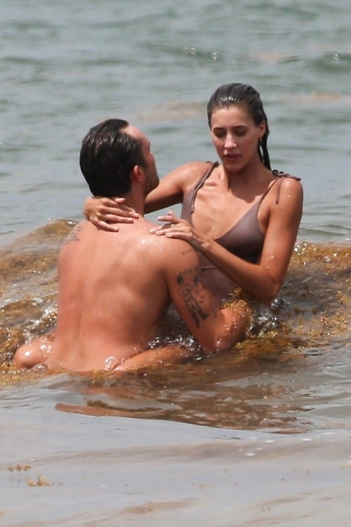 Ktovie, čo herec Ed Westwick a jeho milenka stvárali počas pobytu vo vode. 