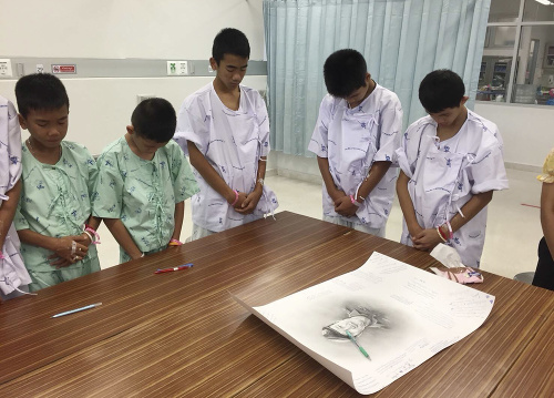Thajskí chlapci nakreslili v