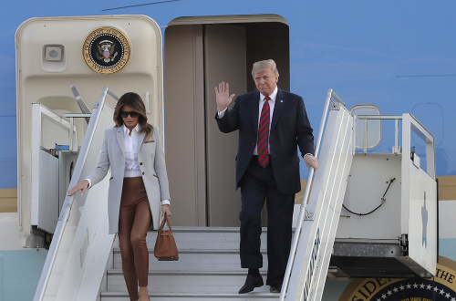 Melania Trumpová a Donald Trump po prílete do Helsiniek