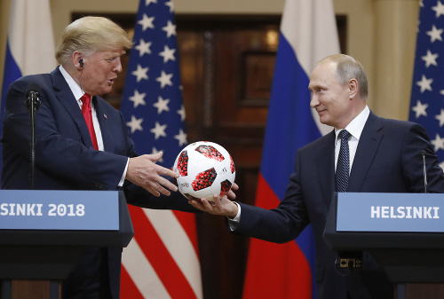 Putin daroval Trumpovi futbalovú
