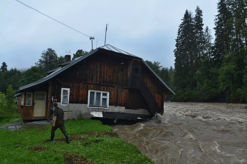 Rozvodnený potok Javorinka.