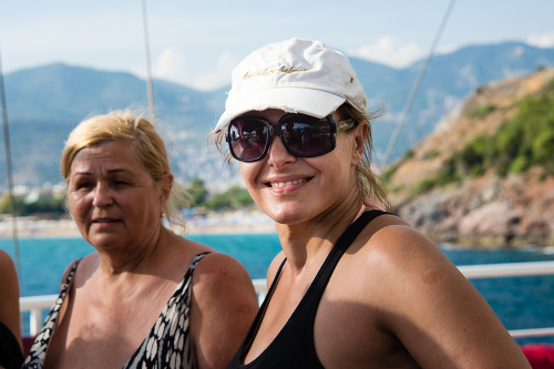 Bibiana Ondrejková s maminou počas výletnej plavby loďou. 