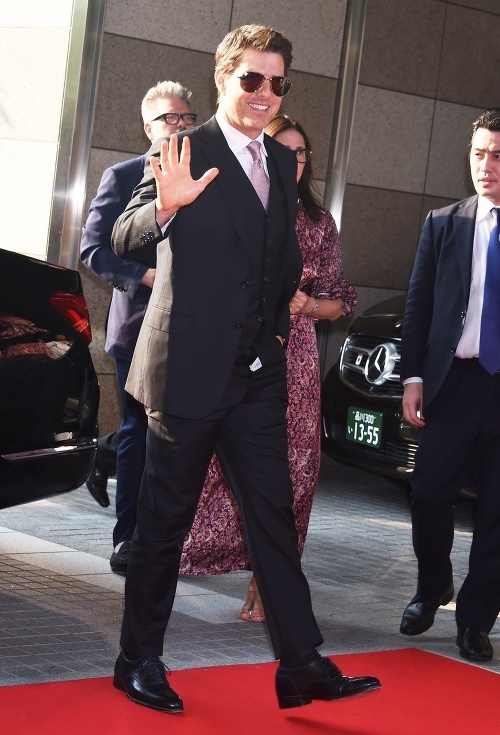 Tom Cruise sa na fotografov takto spokojne usmieval. Netušil že zips jeho nohavíc je povolený. 