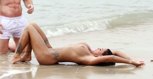 Katie Price sa na pláži pretŕčala celkom nahá. 
