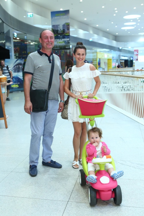 V nákupnom centre sme náhodne stretli podnikateľa Ivana Mendreja s mladšou manželkou a ich dcérkou.