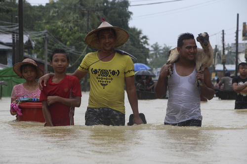 Mjanmarské úrady evakuovali už