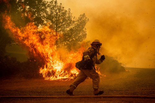 Kaliforniu stále sužujú požiare