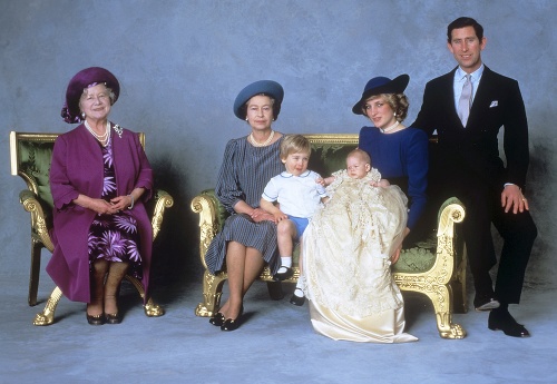 Kráľovná matka, kráľovná Alžbeta II. a rodina princa Charlesa v roku 1984