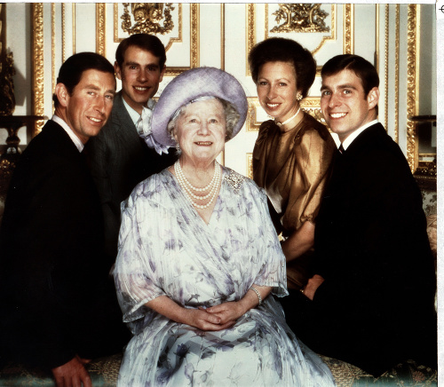 Kráľovná matka v roku 1985 so svojimi vnúčatami