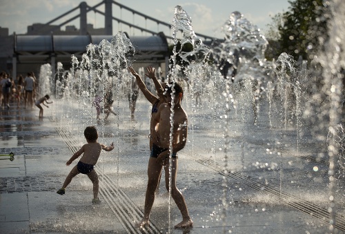 Moskovčania sa ochladzujú vo fontánach.