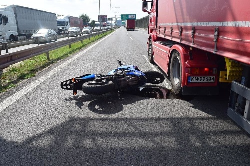 Motocyklista po nehode skončil