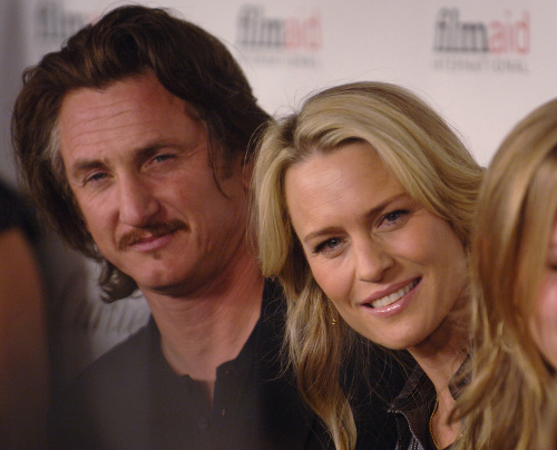 Sean Penn a Robin Wright majú za sebou búrlivé manželstvo a spája ich syn a dcéra. 