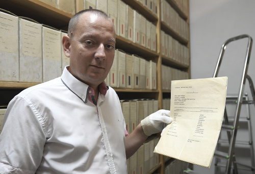 Na snímke riaditeľ Štátneho archívu v Košiciach Richard Pavlovič s vysvedčením pre Leonida Iľjiča Brežneva.