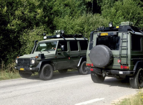 Švédke vojenské vozidlá stoja neďaleko miesta pádu stíhačky vo švédskom Ronneby.