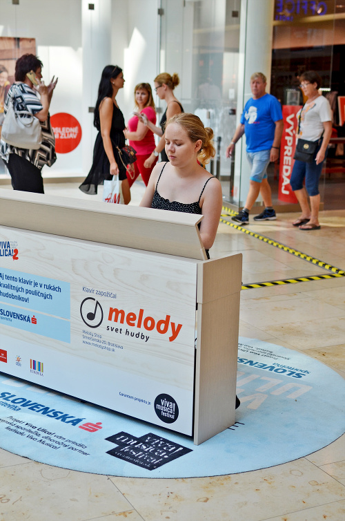 VIDEO Klaviristka prekvapila návštevníkov