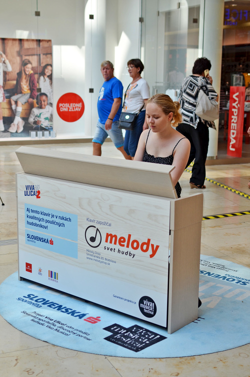 VIDEO Klaviristka prekvapila návštevníkov