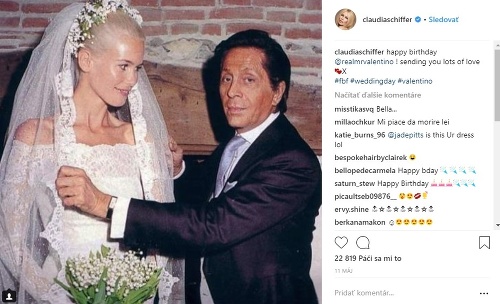 Takto vyzerlaa Claudia Schiffer v deň svojej svadby. Na fotografii pózuje s návrhárom Valentinom. 