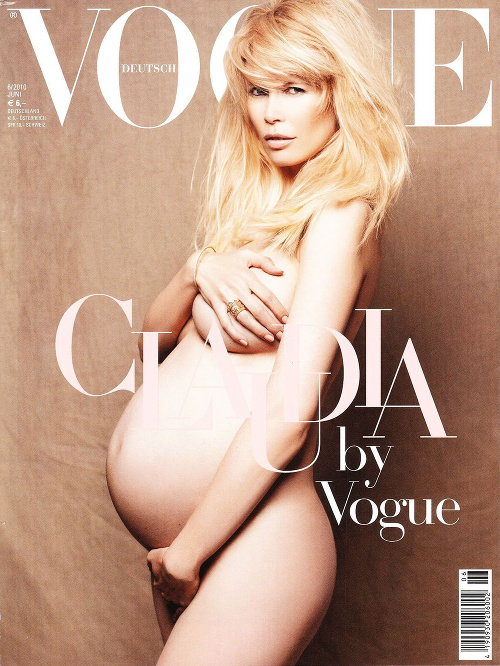 Claudia Schiffer pózovala pred objektívom nahá, keď bola tehotná.