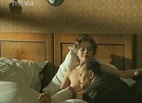 Takto sa Rudolf Hrušinský túlil na prsia Magdy Vášáryovej vo filme Postřižiny. 