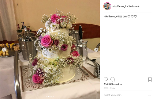 Dvojica sa na Instagrame pochválila aj svadobnou tortou. 