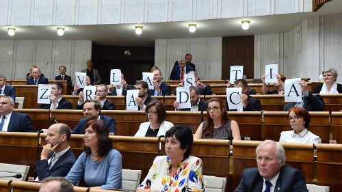 Poslanci ĽSNS držia nápis vlastizradca počas prejavu prezidenta Andreja Kisku o stave Slovenskej republiky v pléne parlamentu. Kiskov prejav sa odložil o niekoľko minút. 