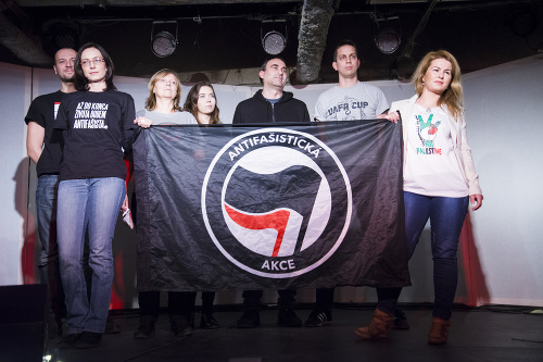 Na snímke organizátori antifašistického