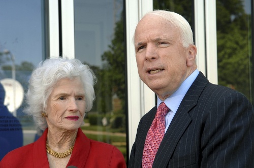 John McCain s matkou Robertou