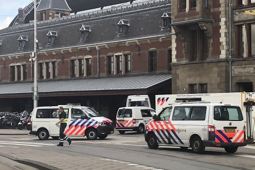 Holandskí policajti stoja neďaleko
